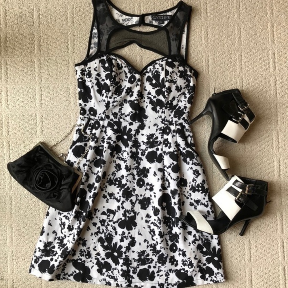 Catch me White/black flare dress with netting
